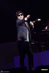 组图：黄小琥萧煌奇香港开唱 叶德娴等众星捧场