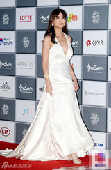 组图：李泰林低胸白裙露八字奶亮相釜山红毯