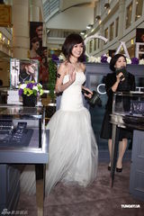 组图：安心亚露美背剪彩 柴智屏劝Makiyo安心工作