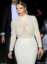 组图：卡戴珊网纹装豪气亮相 肉色上衣似真空