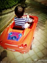 组图：微镜头下的小小志 呆萌可爱完胜童颜老爸