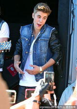 组图：比伯当街献唱谢歌迷 小天王自恋摸发