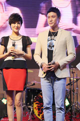 组图：陆毅夫妇做公益 女儿是最大的动力