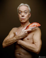 组图：吉莲·安德森拍大片 身缠康吉鳗全裸上阵