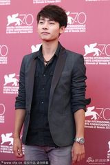 组图：《莫比乌斯》发布会 徐英雨献吻李恩宇