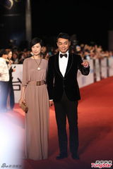 组图：刘青云伉俪亮相 郭蔼明藕粉裙优雅大方