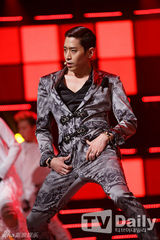 组图：神话新曲夺冠吻奖杯 SHINee钟铉银发回归