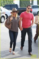 组图：《生活大爆炸》Penny牵手新超人