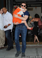 组图：汤姆-克鲁斯离婚后首探爱女 遭狗仔围堵