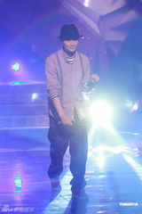 组图：《劲歌金曲》录影 王菀之张智霖亮相