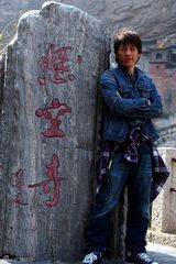 组图：“令狐冲”吕颂贤故地重游 笑傲恒山