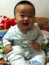 组图：小宝贝怕打针躲墙角萌翻网友