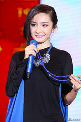 组图：杨幂首次登台献唱 妆容精致着装靓丽