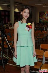 组图：吴千语裙装甜美亮相 否认自己是败金女