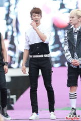 组图：香港巨蛋音乐节f(x)领衔冒台风献歌舞