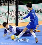 组图：EXO鹿晗等驰骋球场 Beast组进球获胜