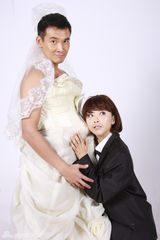 组图：黄小蕾张铎搞怪婚纱照打造另类婚礼