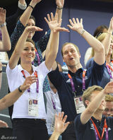 组图：威廉王子赛场笑拥爱妻 凯特小露蛮腰