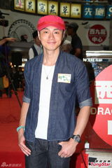 组图：黄翠如被周润发点名赞好心甜感动