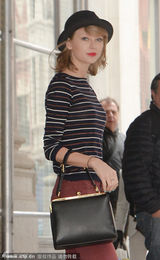 组图：斯威夫特带礼帽俏皮 条纹衫搭紧身裤出街