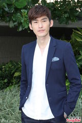 组图：《华丽上班族》张翰秋瓷炫品尝地道美食