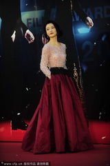 组图：群星亮相金像红毯 汤唯领衔众女星斗艳