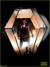 组图：比伯黑超酷帅秀纹身 密室演唱具未来感