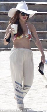 组图：LadyGaga甩30磅赘肉 度假比基尼秀八字奶