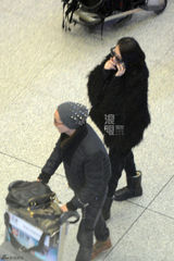 独家：戚薇和男友李承铉回京 黑超遮面气质冷艳