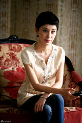 组图：《谁来伺候妈》塑造女企业家 侯角华丽绽放