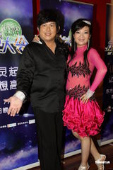 组图：萧蔷“爆奶”劈腿练舞 与蔡妍火拼身材