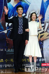 组图：权相佑珉豪等亮相《医学团队》发布会