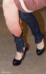 幻灯图集：维多利亚现身机场 衣着单薄秀身材