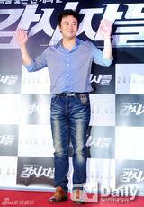 组图：朴有天宋仲基等助阵试映 全明星闪耀