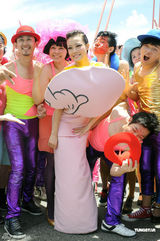 组图：容祖儿台北封桥拍MV 白马助阵