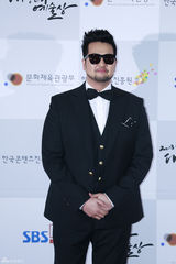 独家：EXO等亮相大众文化艺术奖红毯