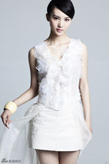 组图：金晨小清新唯美大片 化身百合仙子可人儿