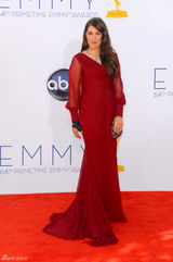 组图：艾美奖红毯 “谢耳朵”女友玛伊姆-比亚利克红裙妖娆