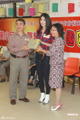 组图：陈慧琳服务中心派发月饼 预庆中秋节