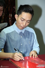 组图：林宥嘉出席新书签售 不承认与邓紫棋游学