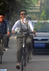 组图：张歆艺798独自骑车游玩 摘花折枝心情好