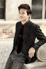 组图：陈晓东古教堂前演绎花样西服