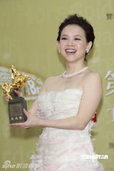 组图：曾宝仪金马礼服性感亮相 自嘲曾志伟像哈比人