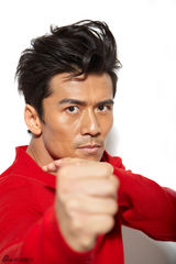 组图：唐文龙发功夫写真 习咏春多年驾轻就熟