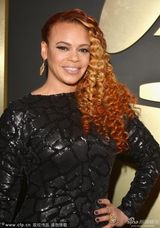 组图：56届格莱美红毯 泰勒透视麦当娜反串绅士