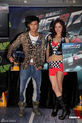 组图：陈伟霆出席游戏发布会 美女相伴目不斜视