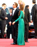 高清图：朱莉闪片绿裙华丽 皮特墨镜遮面耍个性