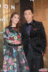 组图：吴千语周柏豪不理绯闻挽手走秀