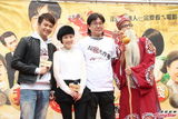 组图：李康宜拜神求票房 爱情长跑结婚顺其自然