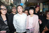 组图：徐濠萦素颜现身香港报业评议会 陈奕迅递交投诉书